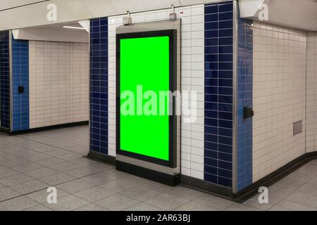 Bacheca pubblicitaria mostra mockup verde a parete con piastrelle bianche al passaggio della stazione sotterranea Foto Stock