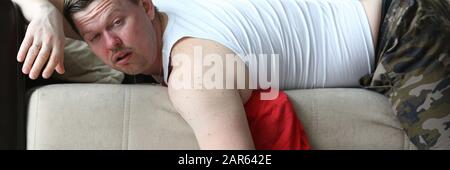 Interessato uomo disteso sul pullman Foto Stock