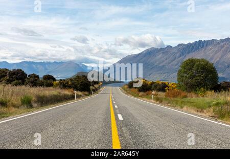 Una strada che conduce al Lago Wakatipu fuori Glenorchy, Nuova Zelanda Foto Stock