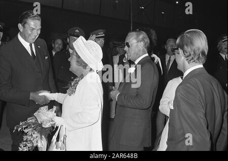 Queen Juliana e Prins Bernhard arrivano a Schiphol dall'Indonesia Data: 5 settembre 1971 Parole Chiave: Queens, principi, aeroporti Nome personale: Bernhard, Prince, Juliana (Queen Netherlands) Foto Stock