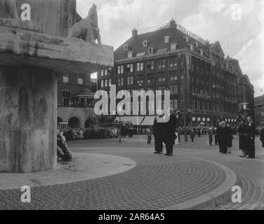 Commemorazione dei morti del 1959 la regina Juliana e il principe Bernhard depongono una corona al Monumento Nazionale sulla diga in occasione dei caduti dalla Seconda guerra mondiale Data: 4 maggio 1959 luogo: Amsterdam, Noord-Holland Parole Chiave: Commemorazioni della morte, wreaths Foto Stock