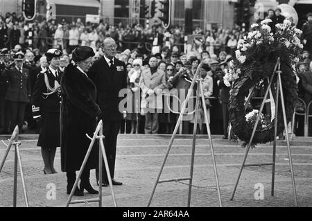 Commemorazione della seconda Guerra Mondiale morta sulla Diga ad Amsterdam la Regina Juliana e il Principe Bernhard al giuramento Annotazione: Marginals negatività striscia: Nr. 12, 13: Sua Maestà e il Principe Bernhard a Wreath n. 14 ,15: Wiegel (l) e van Agt luoghi corona Data: 4 maggio 1979 luogo: Amsterdam, Noord-Holland Parole Chiave: Commemorazioni della morte, regine, wreaths, principi Nome personale: Bernhard, Prince, Juliana, Queen Institution nome: Seconda guerra mondiale Foto Stock