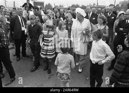 Queen Juliana visita un centro caravan regionale a Utrecht la Regina Juliana è circondata da bambini durante la visita Data: 24 Giugno 1969 Località: Utrecht (prov) Parole Chiave: Visite, bambini, regine, centri rimorchio Nome personale: Juliana (queen Olanda), Juliana, Queen Foto Stock