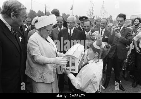 Queen Juliana visita un centro caravan regionale a Utrecht la regina Juliana ottiene una miniatura di una carovana Data: 24 giugno 1969 luogo: Utrecht (prov) Parole Chiave: Visite, regine, ecc. miniature, centri di rimorchio, carovane nome persona: Juliana (regina Olanda), Juliana, regina Foto Stock