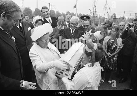 Queen Juliana visita un centro caravan regionale a Utrecht la regina Juliana ottiene una miniatura di una carovana Data: 24 giugno 1969 luogo: Utrecht (prov) Parole Chiave: Visite, regine, ecc. miniature, centri di rimorchio, carovane nome persona: Juliana (regina Olanda), Juliana, regina Foto Stock