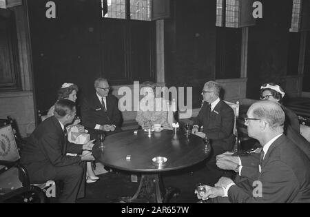 Queen Juliana riceve la delegazione dalla Croce Rossa a Palazzo in Piazza Dam Data: 29 Maggio 1968 Parole Chiave: Delegazioni, regine, ricevute Nome personale: Juliana (Regina Olanda) Nome dell'istituzione: Palazzo in Piazza Dam, Croce Rossa Foto Stock