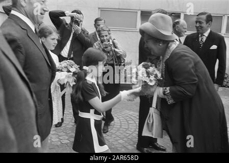 Prins Bernhard assegna il Premio Erasmus 1970 all'architetto berlinese Hans Scharoun a De Doelen, Rotterdam la Regina Juliana riceve un bouquet all'arrivo Data: 29 maggio 1970 luogo: Rotterdam, Olanda del Sud Parole Chiave: Architetti, premi, principi Nome personale: Juliana, Queen Institution name: Doelen, The Foto Stock