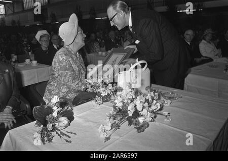 Regina Juliana alla celebrazione del centenario della Royal Dutch Society for Horticulture and Botany Queen Juliana riceve un acquerello durante la sua visita alla Floriade Data: 17 maggio 1972 luogo: Amsterdam, Noord-Holland Parole Chiave: Regali, anniversari, regine, pittura, mostre Nome personale: Juliana, Regina Foto Stock