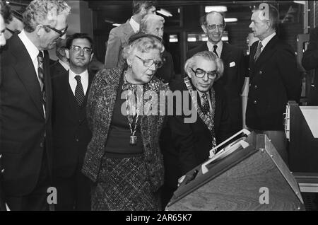 Queen Juliana apre un nuovo edificio Scuola marittima Superiore ad Amsterdam; tour Data: 6 Aprile 1978 Località: Amsterdam, Noord-Holland Parole Chiave: Edifici, regine, aperture, giri, scuole Nome personale: Scuola marittima superiore, Juliana (regina Olanda) Foto Stock