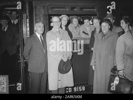 Partenza Concertgebouw Orchestra in America, partenza in treno dalla Stazione Centrale di Amsterdam con destinazione Rotterdam Data: 1 Ottobre 1954 luogo: Amsterdam Parole Chiave: Orchestre, stazioni, treni Foto Stock