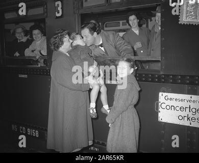 Partenza Concertgebouw Orchestra in America, partenza in treno dalla Stazione Centrale di Amsterdam con destinazione Rotterdam Data: 1 Ottobre 1954 luogo: Amsterdam Parole Chiave: Orchestre, stazioni, treni Foto Stock