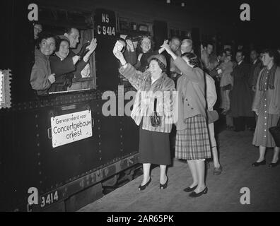 Partenza Concertgebouw Orchestra in America, partenza in treno dalla Stazione Centrale di Amsterdam con destinazione Rotterdam Data: 1 Ottobre 1954 luogo: Amsterdam Parole Chiave: Treni, partenza Foto Stock