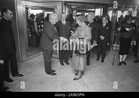 Queen Juliana apre la nuova casa provinciale del Brabante Nord in Den Bosch Queen Juliana scuote mani Data: 12 Novembre 1971 Località: Den Bosch, Noord-Brabant Parole Chiave: Queens, case di contea Nome personale: Juliana, Queen Foto Stock