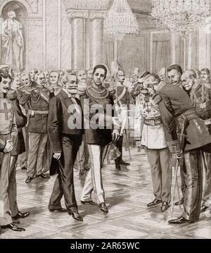 Re Alfonso XIII di Spagna presenta la sua corte al presidente Emile Loubet di Francia al Palazzo reale di Madrid. Au Palais Royal De Madrid. Le Roi d Foto Stock