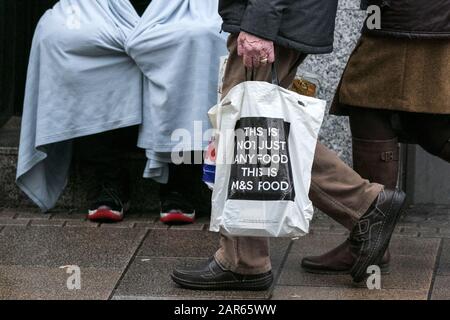 Borsa per lo shopping M & S. food. Borse per lo shopping Marks & Spencer, Preston, Regno Unito Foto Stock