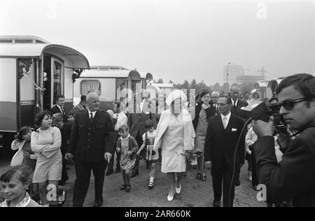 Queen Juliana visita un centro caravan regionale a Utrecht Queen Juliana durante la visita Data: 24 Giugno 1969 Località: Utrecht (prov) Parole Chiave: Visite, regine, centri rimorchi Nome personale: Juliana (queen Netherlands), Juliana, regina Foto Stock