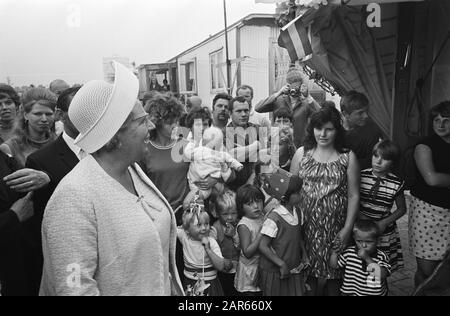 Queen Juliana visita un centro caravan regionale a Utrecht Queen Juliana durante la visita Annotation: Negativity strip nr 7: The camp Date: 24 June 1969 Location: Utrecht (prov) Keywords: Visits, regine, trailer centers Nome personale: Juliana (queen Netherlands), Juliana, Queen Foto Stock