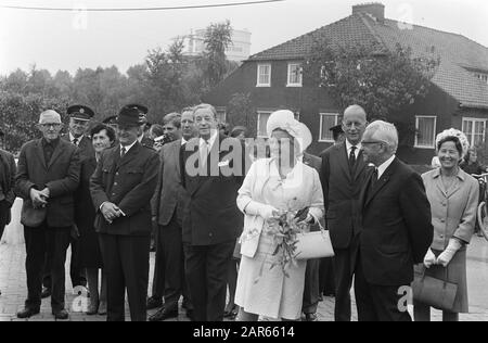 Queen Juliana visita un centro caravan regionale a Utrecht Queen Juliana durante la visita Data: 24 Giugno 1969 Località: Utrecht (prov) Parole Chiave: Visite, regine, centri rimorchi Nome personale: Juliana (queen Netherlands), Juliana, regina Foto Stock