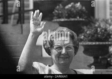 Regina Juliana riceve antichi giorni al Palazzo Soestdijk Regina Juliana ondeggia Data: 16 Giugno 1967 Località: Soestdijk, Utrecht Parole Chiave: Queens, ricevute, palazzi Nome personale: Juliana (regina Olanda), Juliana, regina Foto Stock