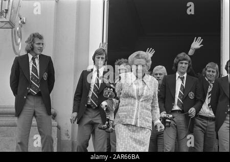 Queen Juliana riceve la squadra olandese Regina Juliana, con mascotte, e parte della selezione Data: 8 luglio 1974 Parole Chiave: Elves, regine, mascotte, ricevute, sport, giocatori di calcio Nome personale: Juliana, Queen Foto Stock