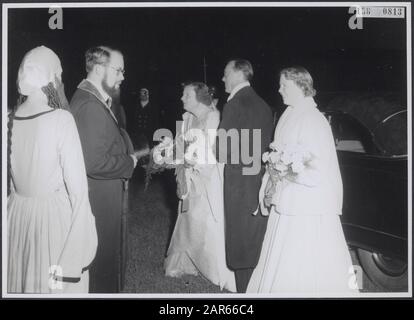 [Regina Juliana, Principe Bernhard e Principessa Beatrix arrivano a un festival] Data: 1956 Foto Stock