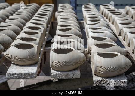 Imbarcazioni fatte a mano che si asciugano al sole di fronte alla ceramica nera del laboratorio Marginea, famosa per la sua antica tecnica di combustione nel villaggio Marginea, Romania Foto Stock