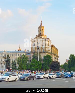 KIEV, UCRAINA - 31 Maggio 2019: il traffico su una strada sulla Khreschatyk street - la strada principale di Kiev. Foto Stock