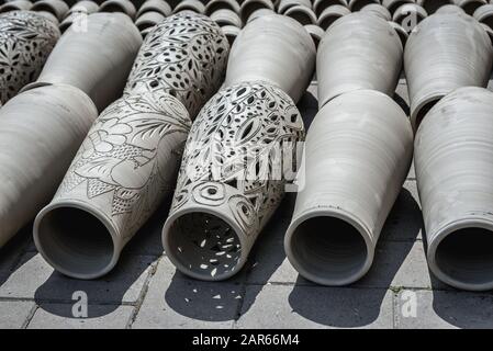 Vasi fatti a mano che si asciugano al sole di fronte alla ceramica nera del centro di Marginea, famosa per la sua antica tecnica di combustione nel villaggio di Marginea, Romania Foto Stock