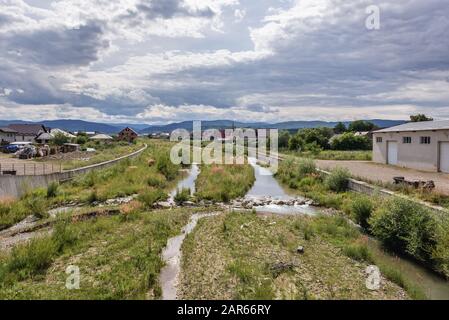 Fiume Sucevita nel villaggio di Marginea, famoso per la produzione di ceramiche nere, situato nella contea di Suceava, Romania Foto Stock