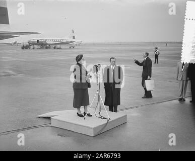 Coppia reale di ritorno da Ovest a Schiphol Data: 8 Novembre 1955 Località: Noord-Holland, Schiphol Nome personale: Bernhard, Prince, Juliana, Queen Foto Stock
