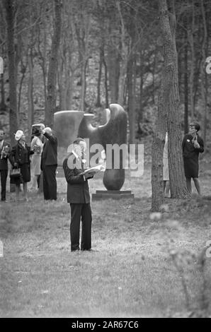 Royal Family Mostra di scultura Enrico Moore nel museo di Kroller Muller a Otterlo. Prince Bernhard visto catalogo tra le opere Data: 3 maggio 1968 luogo: Otterlo Parole Chiave: Scultori, regine, musei, principesse, mostre Nome personale: Bernhard (Prince Netherlands), Moore, Henry Nome istituzione: Kröller-Müller Museum Foto Stock