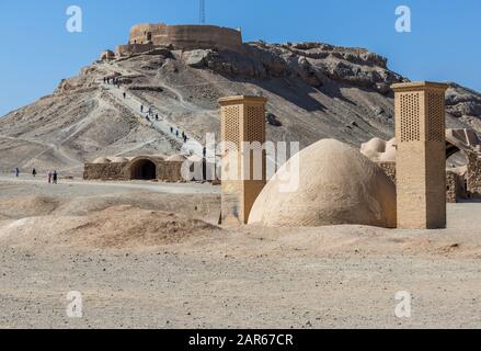 Serbatoio di acqua con vento catturatori sulla zona di Torre zoroastriana di silenzio (visto sullo sfondo), antico luogo di sepoltura in Yazd, Iran Foto Stock