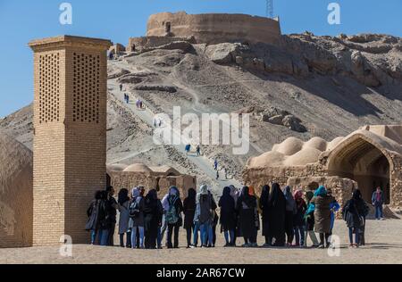 Un gruppo di ragazze iraniane sulla zona di Torre zoroastriana di silenzio, dove i corpi morti era una volta esposti a elementi e polli locale in Yazd, Iran Foto Stock