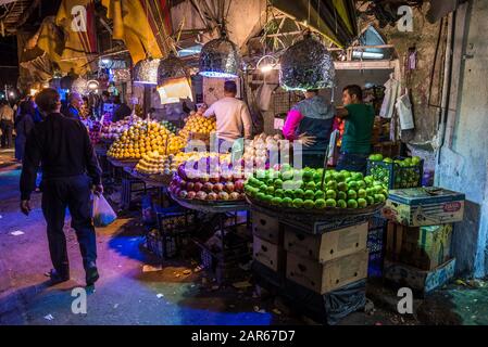 Cumulo di frutti per la vendita su un mercato piccolo posto nella città di Shiraz, capitale della provincia di far in Iran Foto Stock