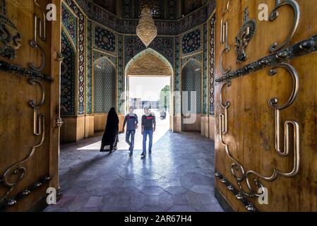 Grande cancello di legno in moschea e Mausoleo di Shah Cheragh di Shiraz, la capitale della provincia di far in Iran Foto Stock