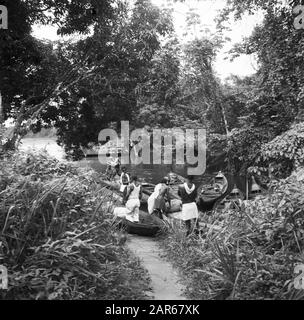 Viaggio in Suriname e Antille Olandesi Korjalen sulle rive del fiume, probabilmente vicino al villaggio di Ganzee fattoria foresta Data: 1947 posizione: Ganzee, Suriname Parole Chiave: Forest terra crioli, fiumi, navi Foto Stock