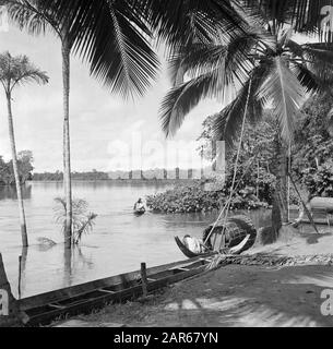 Viaggio in Suriname e le Antille Olandesi Korjaal sulle rive del Marowijnerivier vicino Langetabbetje Data: 1947 Località: Langatabbetje, Marowijne, Suriname Parole Chiave: Fiumi, navi Foto Stock
