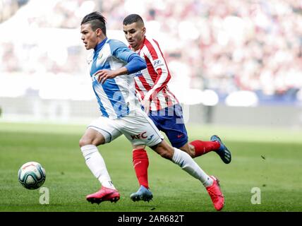 Stadio Wanda Metropolitano, Madrid, Spagna. 26th Gen 2020. La Liga Football, Atletico de Madrid contro Leganes; Jonathan Silva (CD Leganes) si rompe in avanti mentre scudi il credito palla: Azione Plus Sport/Alamy Live News Foto Stock