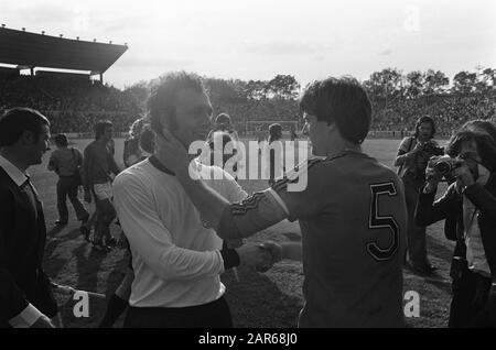 Calcio Interland West Germany-Netherlands 1-1 Krol (destra) e Beckenbauer alla fine Data: 17 maggio 1975 Località: Germania, Francoforte Parole Chiave: Internazionale, giocatori, sport, calcio Nome personale: Beckenbauer, Franz, Krol, Ruud Foto Stock