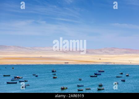 Molte barche in legno soggiornano nella Baia Paracas National Reserve 2019-12-05. Foto Stock