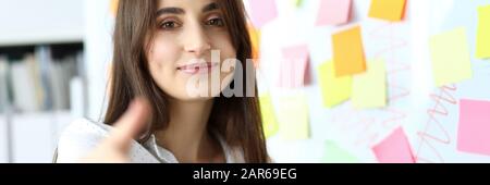 Allegro sorridente bellissima femmina clerk accogliente business partner Foto Stock