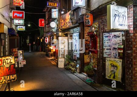 Vista notturna di un vicolo nel Golden Gai, un'area del quartiere di Shinjuku piena di pub, club e ristoranti. Tokyo, Giappone, Agosto 2019 Foto Stock