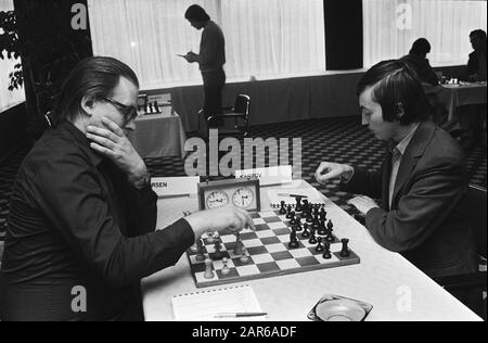 Torneo di scacchi IBM: Ultimo round Larsen (a sinistra) gioca contro Karpov Data: 14 luglio 1980 Parole Chiave: Scacchi, giocatori di scacchi, partite Nome personale: Karpov, A., Larsen, Bent Foto Stock