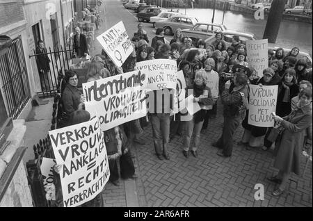 Manifestazione ad Amsterdam contro il trattamento dell'italiana Claudia Caputo i membri di un'organizzazione femminile dimostrano contro il trattamento della giustizia italiana di Claudia Caputo Data: 14 aprile 1977 luogo: Amsterdam, Noord-Holland Parole Chiave: Consolati, dimostrazioni, emancipazione, femminismo, movimento femminile, emancipazione femminile Foto Stock