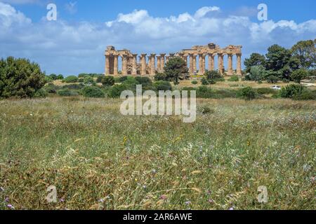 Il Tempio dell'Ordine Dorico e chiamato anche Tempio di Hera sulla collina Est di Selinunte antica città greca sulla costa sud occidentale della Sicilia in Italia Foto Stock