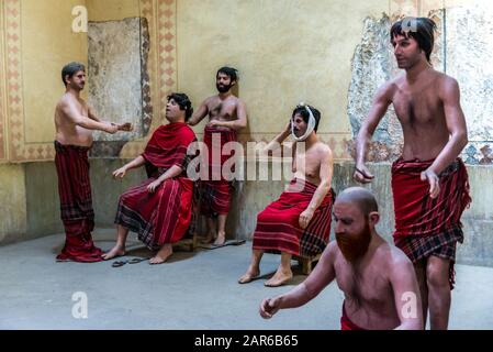 Figure di Cera dentista scena in vecchi bagni pubblici chiamati Vakil bagno nella città di Shiraz, capitale della provincia di far in Iran Foto Stock