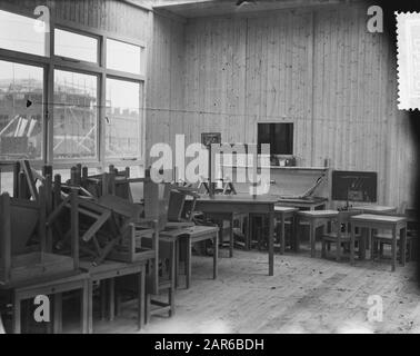 Stormschade Amsterdam, tetto di scuola di stoccaggio West Data: 23 Dicembre 1954 luogo: Amsterdam, Noord-Holland Parole Chiave: STORMSCHAGE, tetti Foto Stock