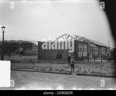 Stormschade Amsterdam, tetto di scuola di stoccaggio West Data: 23 Dicembre 1954 luogo: Amsterdam, Noord-Holland Parole Chiave: STORMSCHAGE, tetti Foto Stock