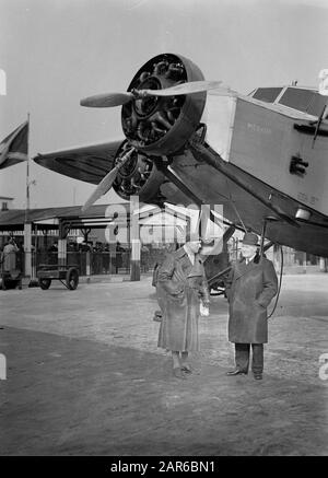 Aeroporto di Berlino - Tempelhof Left Steinbeck e un uomo sconosciuto al Fokker F.XII OY-DIG Merkur Annotation: The Merkur è stato utilizzato dalla compagnia aerea danese Det dall'11 maggio 1933 Danske Luftfartsselskab A/S Data: Ottobre 1934 posizione: Berlino, Germania Parole Chiave: Aviazione, compagnie aeree, eliche, aerei, campi d'aria Nome personale: Steinbeck, [...] Nome Dell'Istituzione: Berlin-Tempelhof Foto Stock