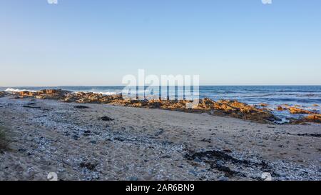 le spettacolari baie rosse delle rocce di fuoco in tasmania, australia. Foto Stock